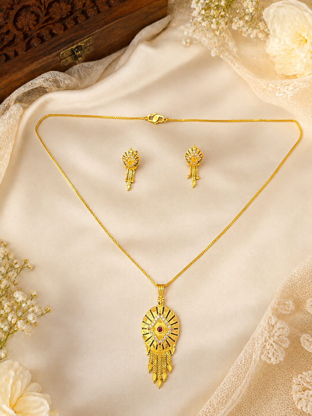 9e97d7d6-29e8-42d1-8517-7cc147da4d90.png Daily Wear Chain Pendant Set - Image 1