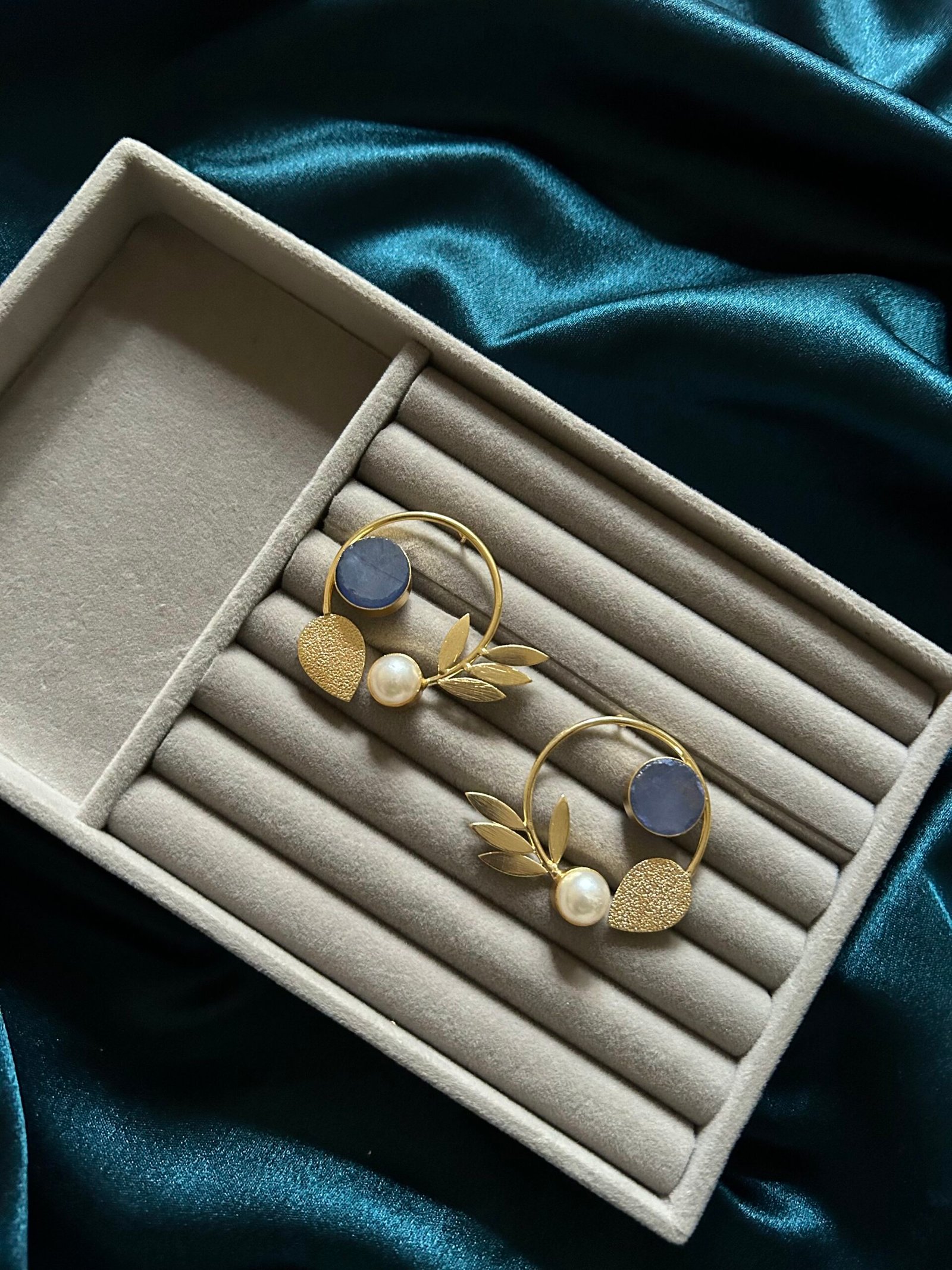 Brass Earrings With Pearl - Grey