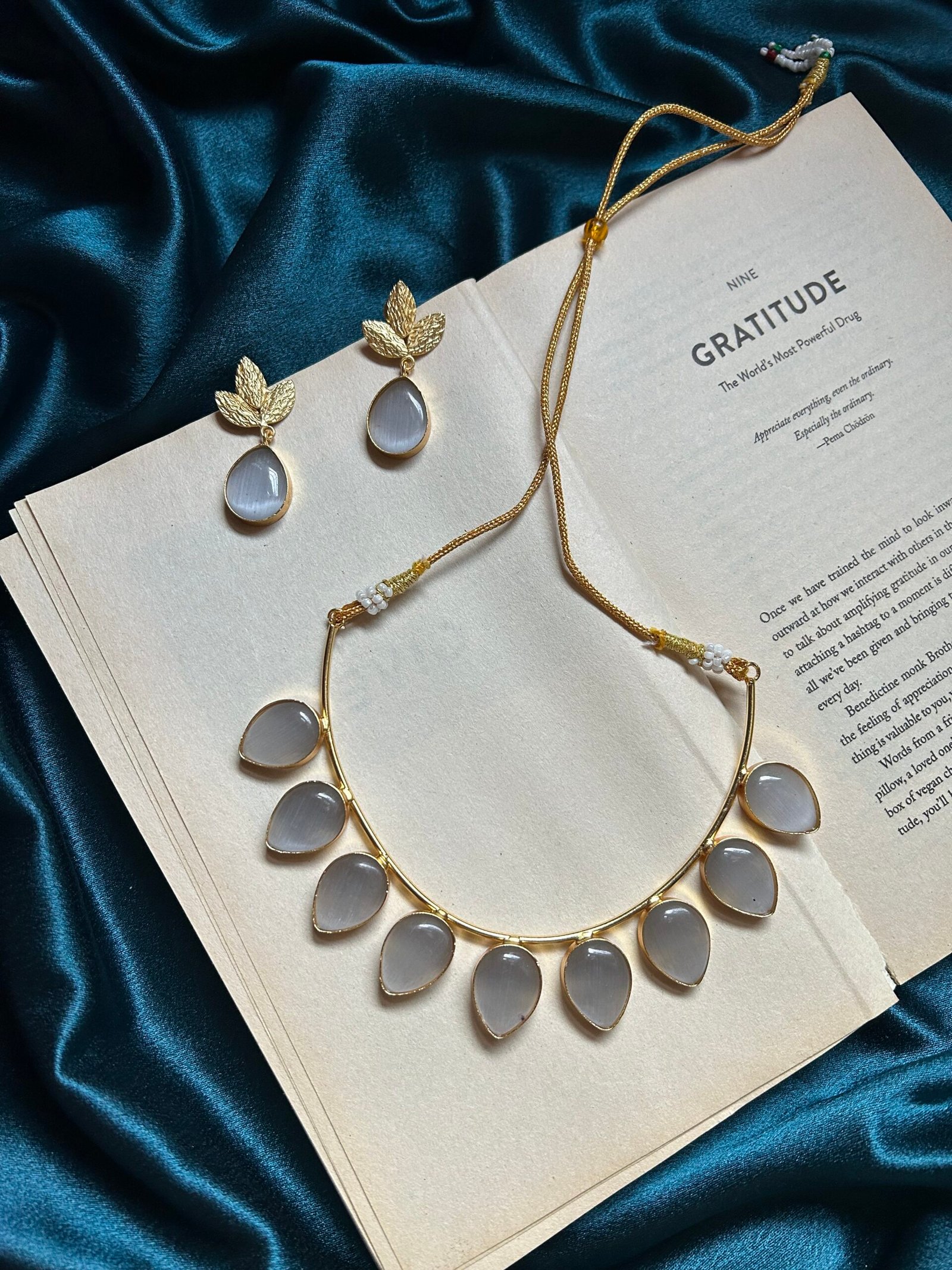 Brass Monalisa Stone Necklace Set With Earrings - Grey