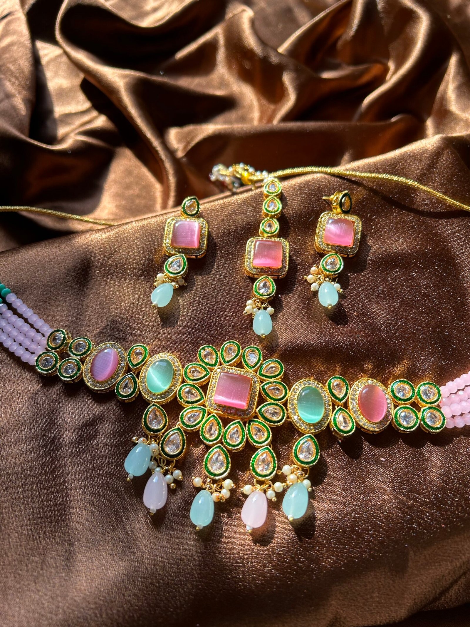 Kundan Neckset With Mangtika - Pink and green