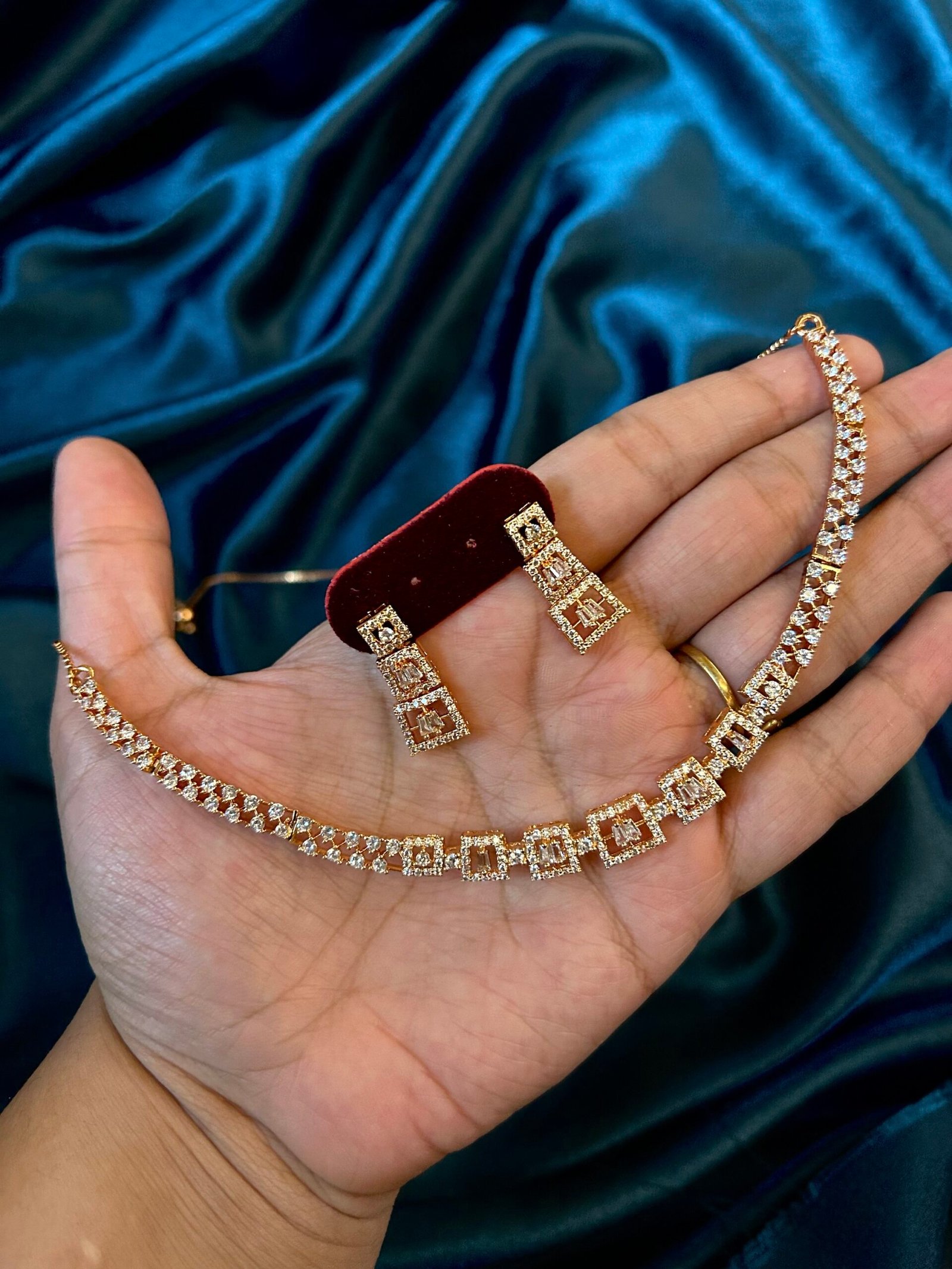 DC AD Necklace Set