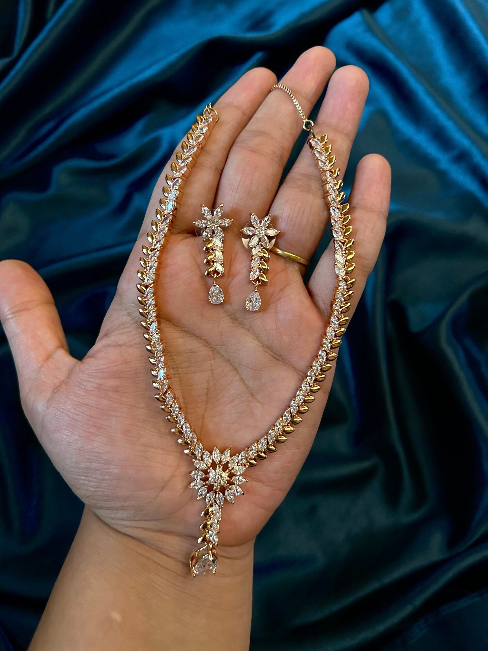 DC AD Necklace Set