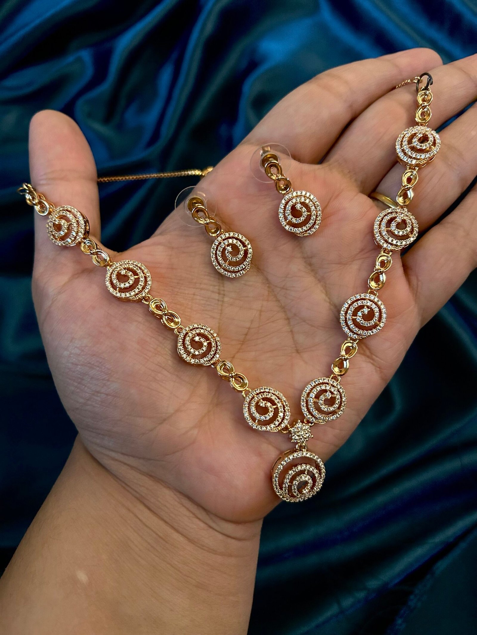 DC AD Round Necklace Set