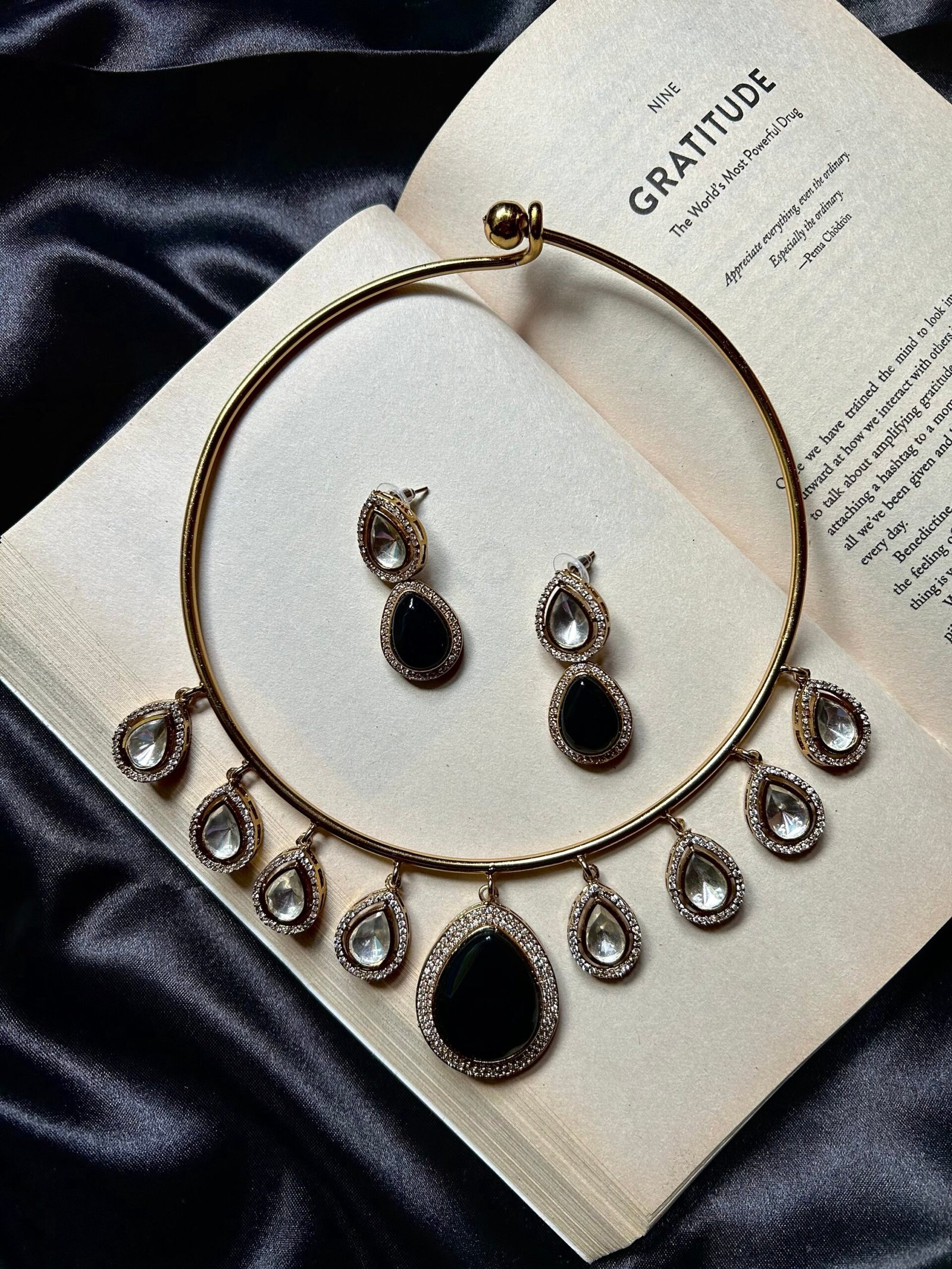 Hasli necklace Set With Earrings - Black