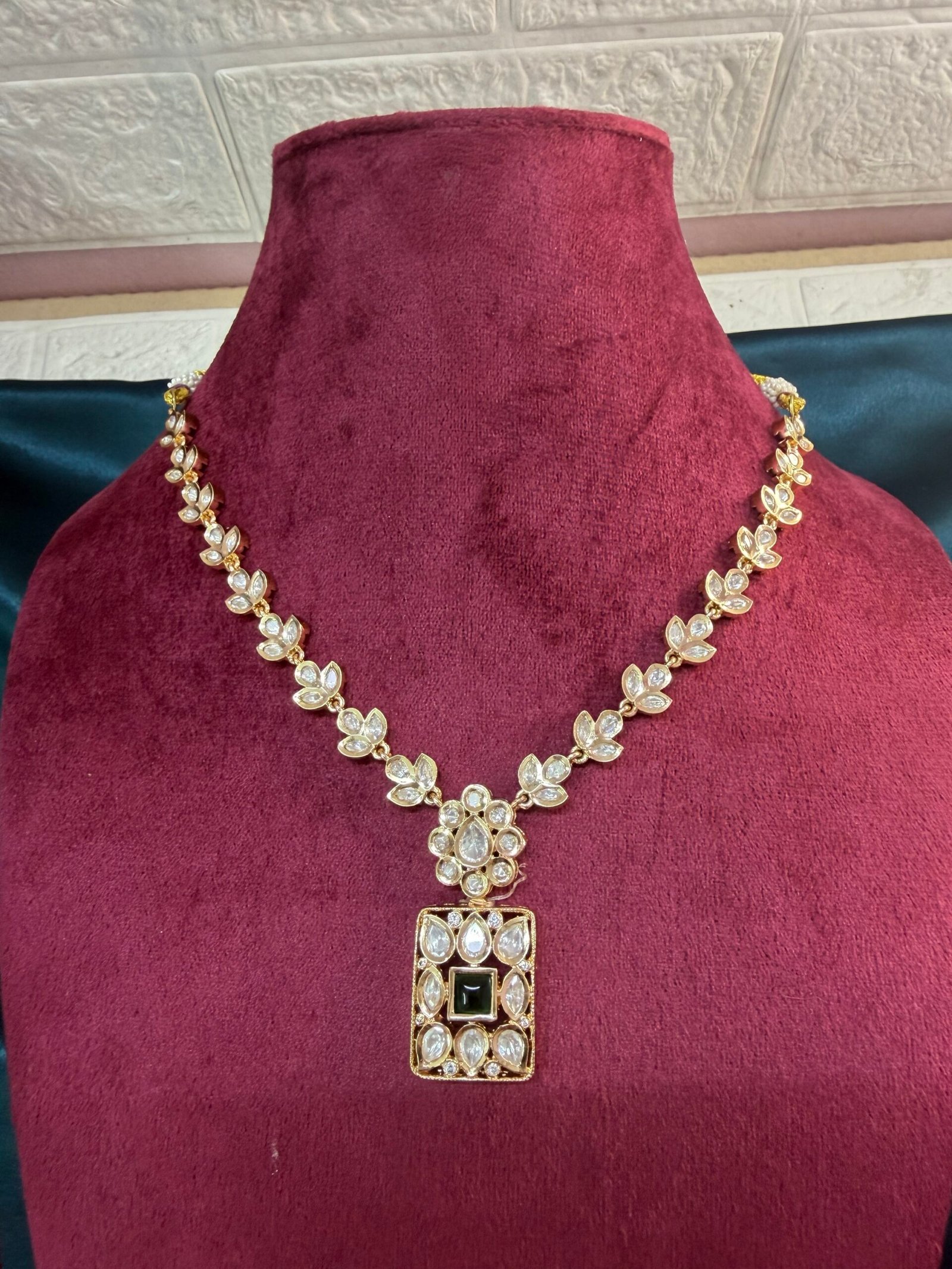 Tyani kundan Necklace Set With Earrings - Green